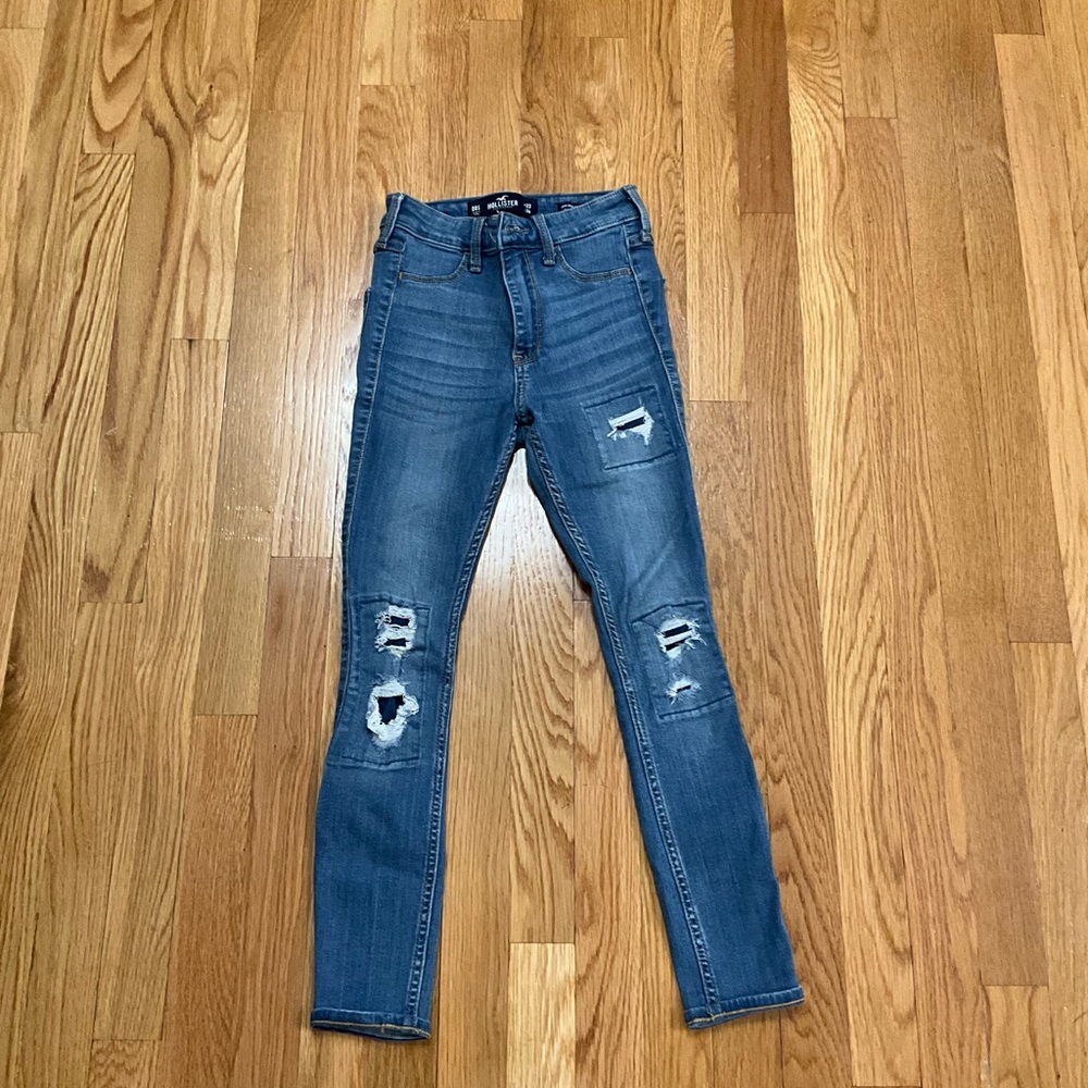 HOLLISTER Medium Wash Ripped Skinny Jeans